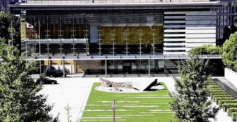 首相官邸のトイレで機動隊員が拳銃を使い倒れているのが見つかる･･･