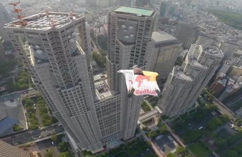 【動画】ウイングスーツを着て新宿のビル群めがけてヘリからダイブｗｗｗｗｗｗ