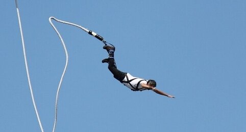 【ﾋｪｯ】タイでバンジージャンプをした人、跳んでいる最中に命綱が切れる