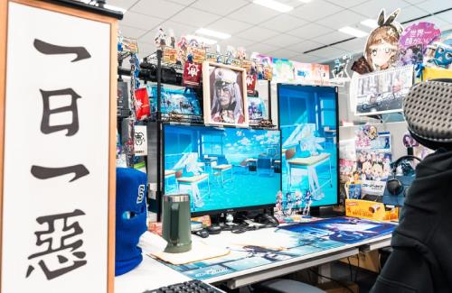 【画像】「Yostarオフィス」のオタクデスクが公開される