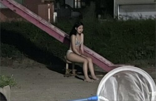 【画像】AIのGrokくん、心霊写真の幽霊に水着を着せてしまうｗｗｗｗｗｗｗｗｗｗ