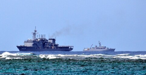 消息を絶った陸自ヘリ、海底で隊員5人が確認される。残り5人はどこに･･･