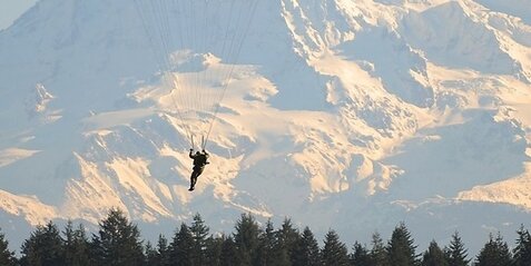 “最高齢スカイダイバー”の記録を作った104歳の女性、その1週間後に亡くなる