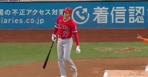 【強い】大谷翔平選手、肘を負傷している右手一本のバッティングで電光掲示板を破壊ｗｗｗｗ