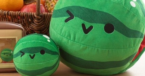 【可愛い】『スイカゲーム』初のグッズ付きブックが3種同時発売！フロートポーチ良さそう