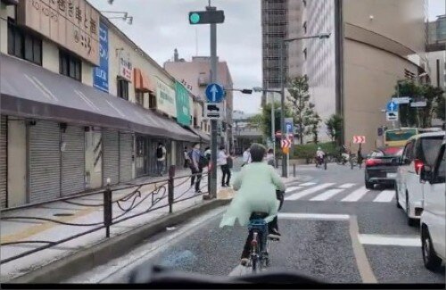 【悲報】車道を走る自転車、あまりにも邪魔すぎる・・・