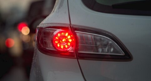 「ブレーキ踏んでからウインカーつけるな」に共感の声！ ウインカー出さない奴も多いよな･･･