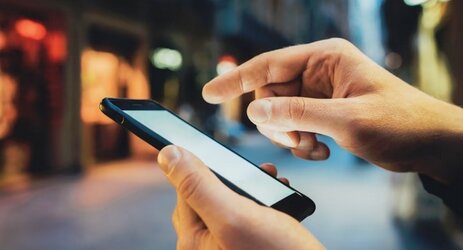 【スマホ依存】小中学生の2割が寝る直前までスマホを使用し「寝不足」と回答！