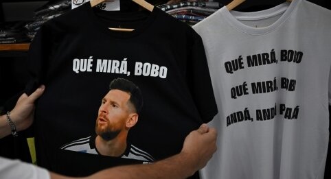 【サッカー】メッシの「何を見てるんだよ？ ばか野郎。うせろ」グッズが母国で大人気ｗｗｗｗｗ