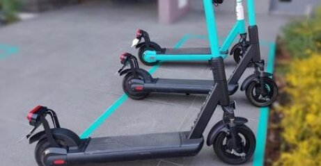 大学生（22）飲酒して電動キックボードで走る→信号を渡る高齢男性とぶつかり重症を負わせる事故。なんでこれで名前出ないんだ･･･