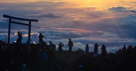 観光ついでに富士登山をしようとする旅行者に県が苦慮「マナー違反も横行、本当にやめてほしい」