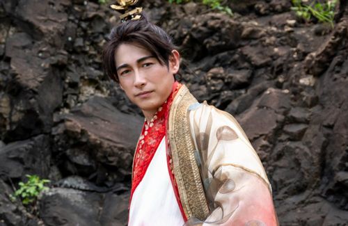 実写ドラマ『パリピ孔明』、劉備役でディーン・フジオカさんが出演決定！全編中国語セリフ・ナレーションも担当