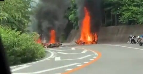 片側交互通行で止まっていたバイク集団に後ろから来たバイクが突っ込み全部燃えてしまう････
