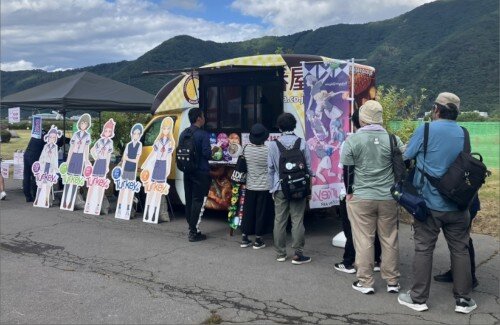 【画像】アニメ「Turkey！」、舞台の千曲市で行われた花火大会とコラボ！！
