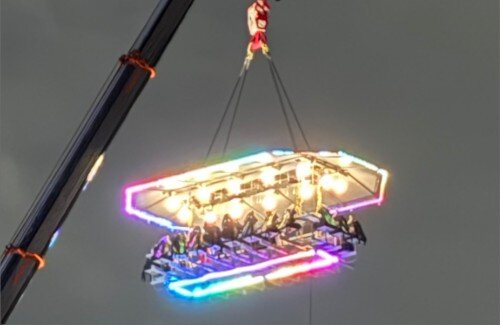 【画像】安全性ゼロの空中クリスマスディナーｗｗｗｗｗｗｗｗｗ　これ日本かよ…