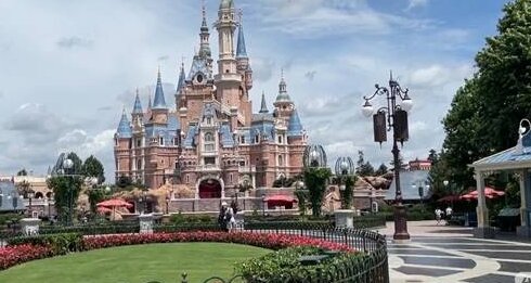 上海ディズニーランド「園内でコロナ感染者！？休園して全員調べろ！」客がいる園内を封鎖して3万人以上にPCR検査