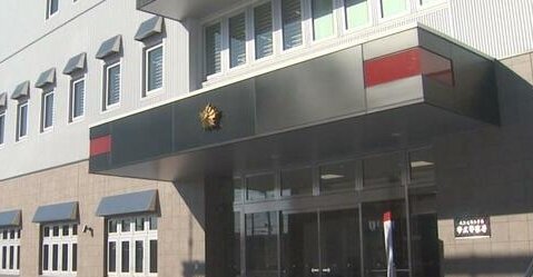 自分のウ〇コを他人家の玄関に投げた男、DNA鑑定で特定されて逮捕ｗｗｗｗ