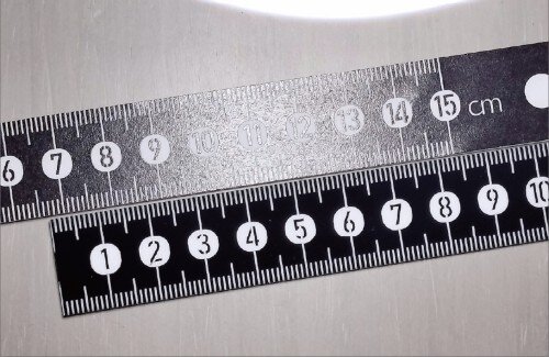 【画像】「光を吸収する定規」すげえな・・・いろんな商品に『無反射』を採用してほしい