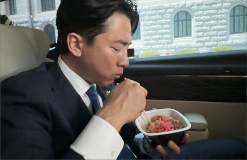 X民さん『政治家は、選挙が近くなると庶民寄りのご飯をポストする』