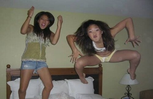 【画像】ギャル2人がジャンプしているミーム、AIでリメイクされるｗｗｗｗｗ