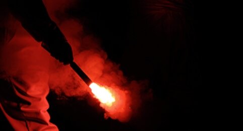 今更レジ袋有料にブチ切れた男、コンビニ倉庫に発煙筒を投げワインを次々開封して逮捕される･･･