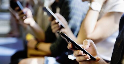 短くない？ 1日のスマホ利用時間“1時間以上、2時間未満”が一番多い模様