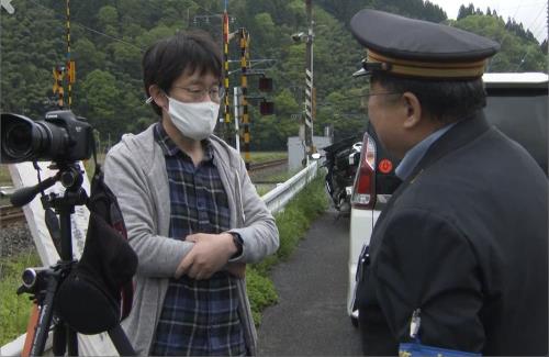 【動画】駅長さん、『撮り鉄』に声をかけ続ける……ほぼ毎日「撮影ポイント」を巡回