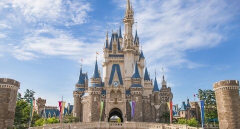 カップルYouTuberさん、生後1カ月半の赤ちゃんを連れてディズニーに行き物議を醸す