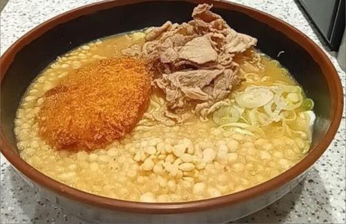 【画像】名代富士そば公式『コロッケを溶かして濃厚にする肉味噌ラーメンが好評販売中です！』
