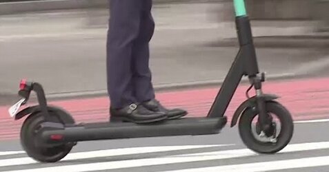 【えぇ…】電動キックボードを乗る大学職員男性（50）クラクションを鳴らされブチ切れ→車を追いかけてぶん殴り逮捕される