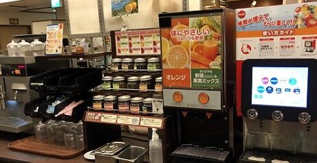ファミレスのドリンクバーを水筒に詰め替える高齢女性が目撃される、本当にやる奴いるんだ…