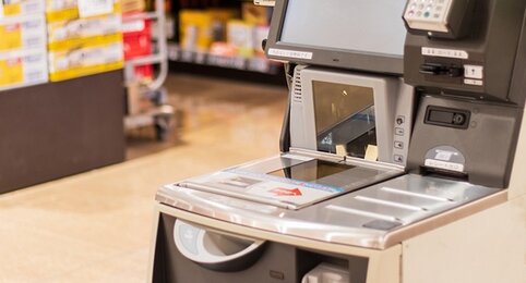 若者は受け入れている“セルフレジ”、高齢者は3人に1人が「ノー」と回答