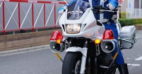 白バイ隊員、勤務中に車上荒らしをしてお金を盗んでしまう･･･