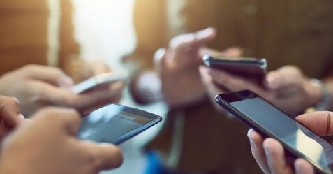 【マジかよ】脳科学研究者「スマホを1日3時間以上使う子は偏差値50に届かない」