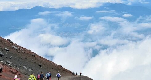 【クソ迷惑】また土日で「疲れたから助けて」という富士登山者が相次ぐ、警察「自分の体力考えて登って･･･」