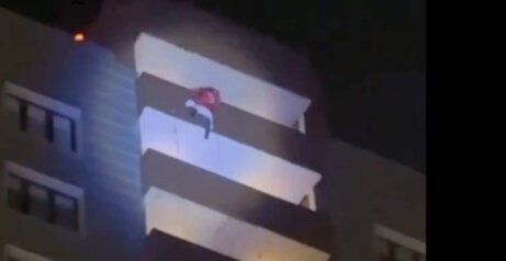 サンタが24階から落下！イベントの演出だと思った観客からは歓声が出るも…