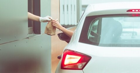 ドライブスルーでバックをした無職、後ろの無職と言い合いになり殴ってしまう