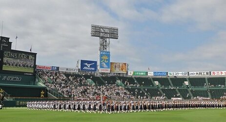 甲子園開会式後に選手が熱中症でダウンしてしまう…もう見直せよ
