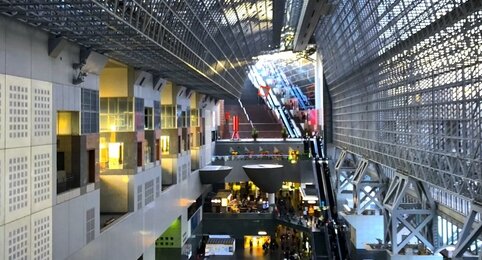 【寒波】京都駅さん、雪に対して弱すぎる････