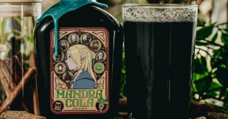 「ダンジョン飯」から“マンドレイクの煮汁をイメージした”クラフトコーラが発売！これは飾れる瓶