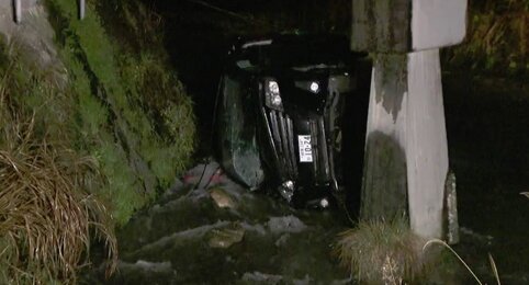 【怖い】ロードサービスに引かれていた車が川に落ち、乗っていた男性が死亡･･･