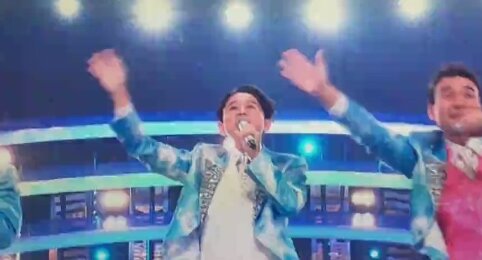 有吉弘行さん、紅白初出場で“白い雲のように”を歌唱「上島も喜んでおります」