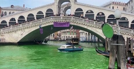 “水の都”ベネチアで環境保護団体が抗議活動→運河が緑色になり環境破壊してしまう…