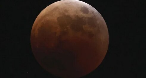 「皆既月食」の撮影失敗者続出に世にも奇妙な物語公式さん「あなたはシャッタースピードの向こう側にいます」