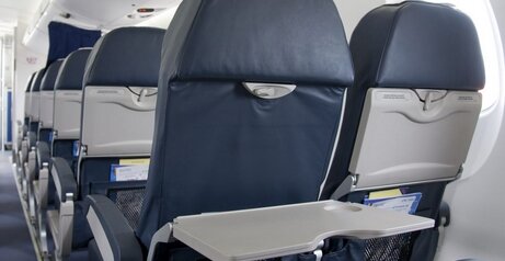 日本人は“飛行機で隣に知らない人が座るとストレス”に感じている事が判明！