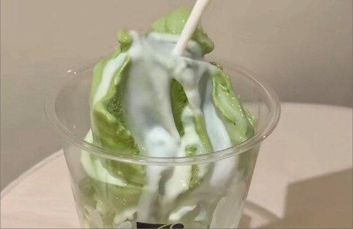 【画像】X民さん『外国人の間で話題になってる、コンビニで作れる「抹茶フロートラテ」が激うま????????』