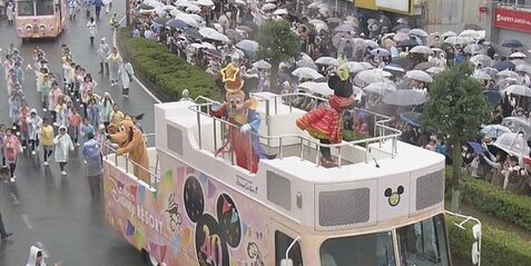 【凄い】三重で行われたディズニーパレード、悪天候にみまわれるも市の人口半分の約6万人を集客！