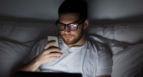 舞台や映画館など暗い場所でどれだけスマホの光が目立つのか検証、スマートウォッチも気を付けろ！