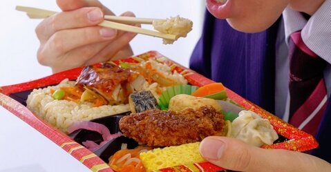 【悲報】物価高なのにサラリーマンのランチ代平均400円に、ワンコインですらなくなってしまった
