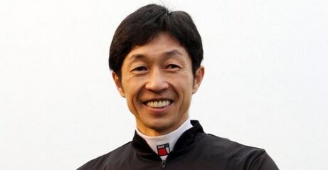 【競馬】武豊騎手が騎乗馬に右足を蹴られての負傷、天皇賞のドウデュースは戸崎騎手に乗り替わり